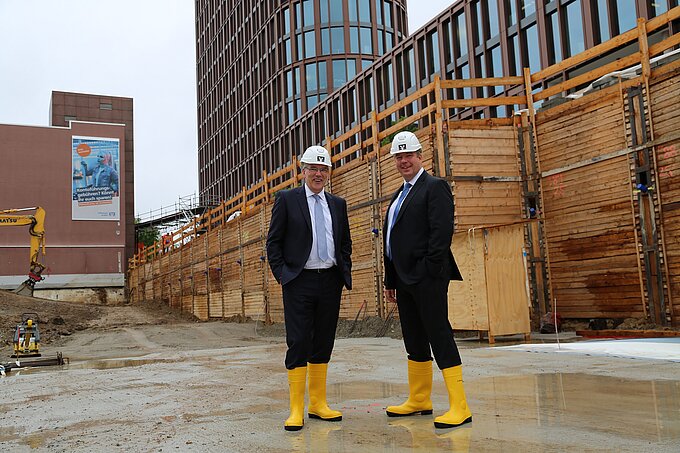 Die beiden Geschäftsführer der neugegründeten BraWoBau GmbH Ulf Müller (l.) und Sven Krause auf der Baustelle des BusinessCenter III, dass im Braunschweiger BraWoPark entsteht. Foto: Volksbank BraWo Die beiden Geschäftsführer der neugegründeten BraWoBau GmbH Ulf Müller (l.) und Sven Krause auf der Baustelle des BusinessCenter III, dass im Braunschweiger BraWoPark entsteht. Foto: Volksbank BraWo