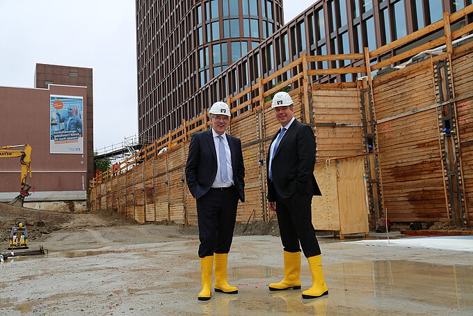 Die beiden Geschäftsführer der neugegründeten BraWoBau GmbH Ulf Müller (l.) und Sven Krause auf der Baustelle des BusinessCenter III, dass im Braunschweiger BraWoPark entsteht. Foto: Volksbank BraWo