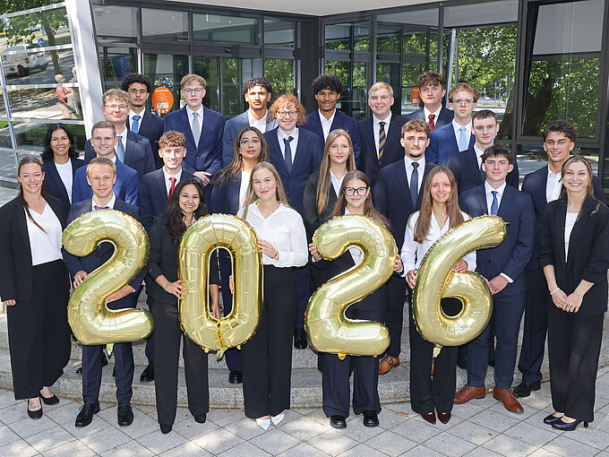 Die Auszubildenden der Volksbank BRAWO im Jahrgang 2026 gemeinsam mit Lea Sinner (r.), Sina Müller (l.) sowie Burcu Braun (2.v.l.) vom Ausbildungsteam der Bank. Credit: Volksbank BRAWO/Matthias Leitzke