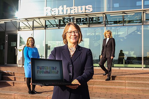 Manuela Peckmann (l.), Bürgermeisterin der Samtgemeinde Brome, präsentiert symbolisch einen der gespendeten Laptops. Im Hintergrund: Anja Meier (l.), Bürgermeisterin der Samtgemeinde Boldecker Land und Claudia Kayser.