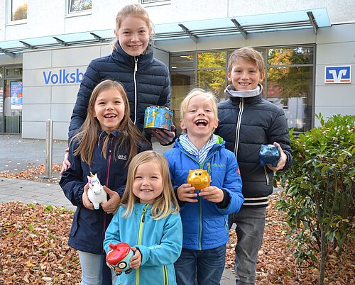 Jedes Kind, das in der Weltsparwoche in eine der 39 Volksbank-BraWo-Filialen kommt und sein Sparschwein leert, kann sich über eine nachhaltige Überraschung freuen. Foto: Volksbank BraWo