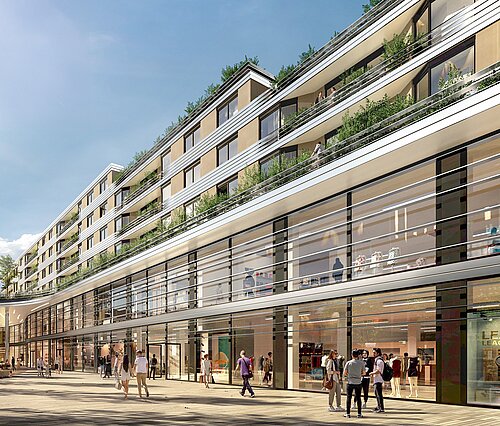Moderne Gebäudefassade mit großen Glasfronten und begrünten Terrassen, Menschen flanieren auf breitem Gehweg.