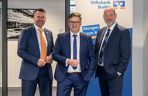 Thomas Heimfarth (Leitung Firmenkunden Regionalmarkt Gifhorn-Wolfsburg), Michael Arndt (Leitung des Bereichs Firmenkunden), Jörg Engelhardt (Leitung Firmenkunden Regionalmarkt Peine-Salzgitter) / Fotos: Volksbank BraWo/Isabell Massel / von li. nach re.