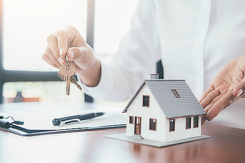 Die Nachfrage nach Immobilien bleibt auch 2021 ungebrochen stark. Foto: AdobeStock/MIND AND I