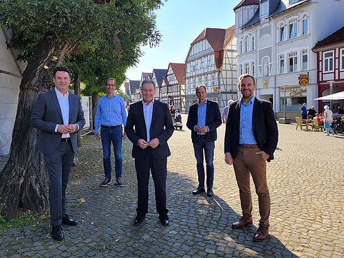 (v.l.) Bürgermeister Matthias Nerlich, Udo von Ey (City Gemeinschaft Gifhorn), Thomas Fast (Volksbank BraWo), Martin Ohlendorf (WiSta) und Christoph Treichel (Sparkasse Celle-Gifhorn-Wolfsburg) in der Gifhorner Innenstadt. Foto: Stadt Gifhorn