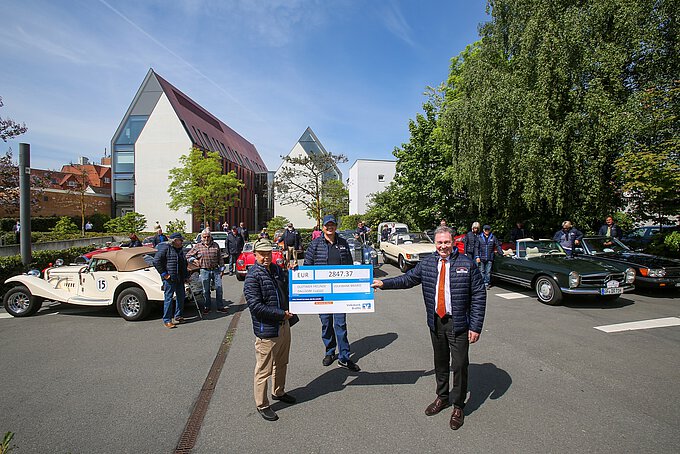 Thomas Fast, Leiter der Direktion Gifhorn der Volksbank BraWo (r.), übergibt die Spende symbolisch an Rolf Hoyer (l.) und Bernd Emmermann. Foto: Volksbank BraWo / Cagla Canidar / KURT Media Thomas Fast, Leiter der Direktion Gifhorn der Volksbank BraWo (r.), übergibt die Spende symbolisch an Rolf Hoyer (l.) und Bernd Emmermann. Foto: Volksbank BraWo / Cagla Canidar / KURT Media