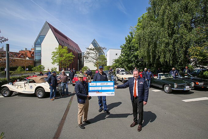 Thomas Fast, Leiter der Direktion Gifhorn der Volksbank BraWo (r.), übergibt die Spende symbolisch an Rolf Hoyer (l.) und Bernd Emmermann. Foto: Volksbank BraWo / Cagla Canidar / KURT Media