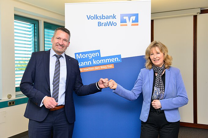 Thomas Heimfarth, Regionalmarktleiter des Firmenkundenbereichs in GF und WOB, und Claudia Kayser, Leiterin der Direktion Wolfsburg, sehen trotz der Corona-Pandemie und der Ukraine-Krise Chancen für die Unternehmen in der Region. Foto: Volksbank BraWo