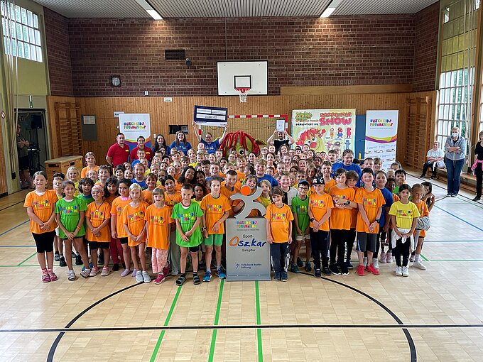 Das große Sportfest an der Grundschule St. Michael in Salzgitter begeisterte alle Schülerinnen und Schüler. Fotocredit: Volksbank BRAWO/Isabell Massel Das große Sportfest an der Grundschule St. Michael in Salzgitter begeisterte alle Schülerinnen und Schüler.