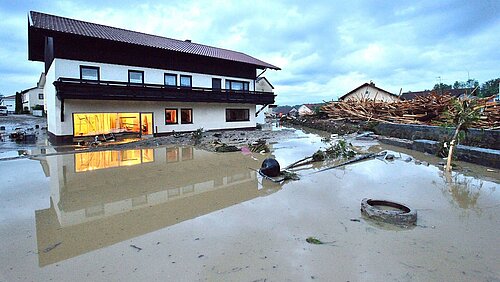 Hochwasser kommt manchmal unerwartet und heftig. Die richtige Versicherung schützt vor finanziellem Schiffbruch. Foto: Die Versicherer