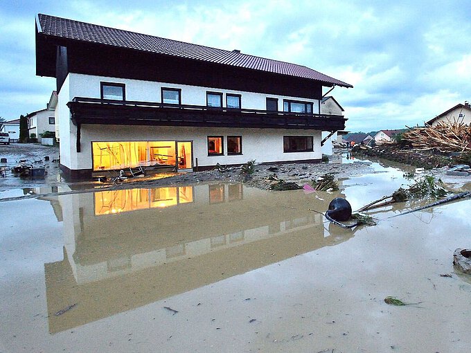 Hochwasser kommt manchmal unerwartet und heftig. Die richtige Versicherung schützt vor finanziellem Schiffbruch. Foto: Die Versicherer