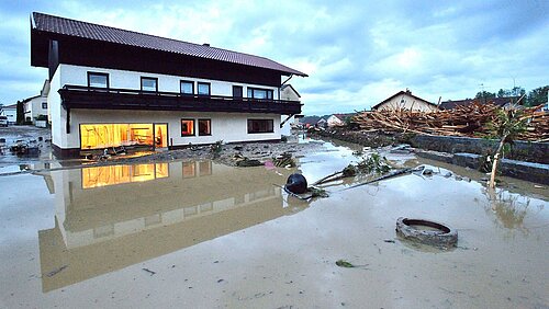 Hochwasser kommt manchmal unerwartet und heftig. Die richtige Versicherung schützt vor finanziellem Schiffbruch. Foto: Die Versicherer Hochwasser kommt manchmal unerwartet und heftig. Die richtige Versicherung schützt vor finanziellem Schiffbruch. Foto: Die Versicherer