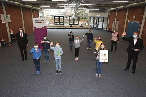 Die Klasse 3a der Grundschule Isenbüttel freut sich mit Schulleiterin Gabriele Smeikal (2.v.r.) über den Direktionssieger-Pokal, übergeben durch Thomas Fast und Jannis Gaus, Leiter der Geschäftsstelle Isenbüttel. Foto: Michael Uhmeyer / KURT Media.