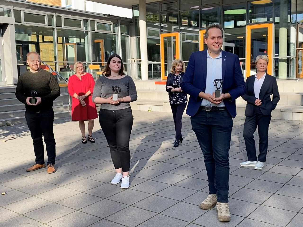 Finn Franzen, Rosemarie Karger (Präsidentin der Ostfalia Hochschule), Theresa Marie Jakob, Claudia Kayser (Volksbank BraWo), Cato Bohlens, Monika Schmidt (EngagementZentrum), v.l.n.r / Foto: Ostfalia Hochschule