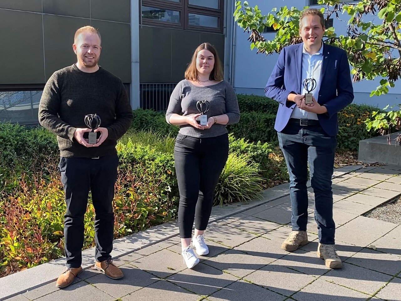Die Gewinner: Finn Franzen, Theresa Marie Jakob und Cato Bohlens, v.l.n.r./ Foto: Ostfalia Hochschule Die Gewinner: Finn Franzen, Theresa Marie Jakob und Cato Bohlens, v.l.n.r./ Foto: Ostfalia Hochschule