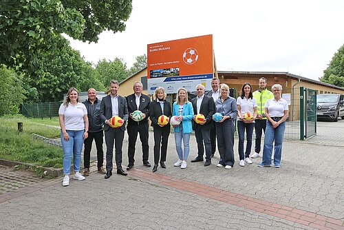Voller Vorfreude: Beim Pressegespräch am 25. Mai 2023 präsentierten die Verantwortlichen der neuen Freilufthalle die Pläne des Projekts. Foto: Volksbank BraWo / regios24 - Sebastian Priebe