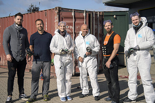 Fleißige Helfer: Jens Rak (2.v.l.), Andrea Bartsch, André Gnaschik, Stefan Schmierschalla und Felix Kretzschmar von der Volksbank BraWo bauen unter der Anleitung von Niklas Ahrens (l.), Mitarbeiter der Mehrwerk gGmbH, einen Pizza-Pavillon. Fleißige Helfer: Jens Rak (2.v.l.), Andrea Bartsch, André Gnaschik, Stefan Schmierschalla und Felix Kretzschmar von der Volksbank BraWo bauen unter der Anleitung von Niklas Ahrens (l.), Mitarbeiter der Mehrwerk gGmbH, einen Pizza-Pavillon.