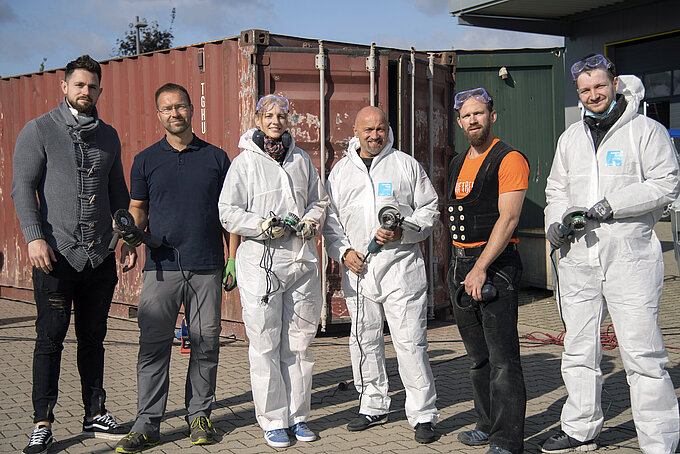 Fleißige Helfer: Jens Rak (2.v.l.), Andrea Bartsch, André Gnaschik, Stefan Schmierschalla und Felix Kretzschmar von der Volksbank BraWo bauen unter der Anleitung von Niklas Ahrens (l.), Mitarbeiter der Mehrwerk gGmbH, einen Pizza-Pavillon. Fleißige Helfer: Jens Rak (2.v.l.), Andrea Bartsch, André Gnaschik, Stefan Schmierschalla und Felix Kretzschmar von der Volksbank BraWo bauen unter der Anleitung von Niklas Ahrens (l.), Mitarbeiter der Mehrwerk gGmbH, einen Pizza-Pavillon.