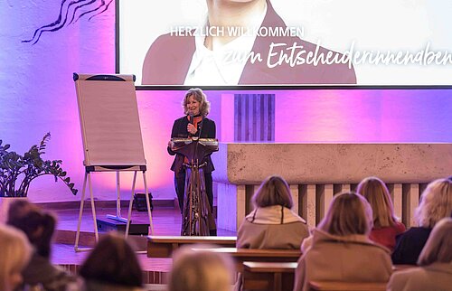Claudia Kayser, Leiterin der Volksbank BRAWO Direktion Wolfsburg und Organisatorin des Entscheiderinnenabends, begrüßt die anwesenden Frauen zur Veranstaltung.
