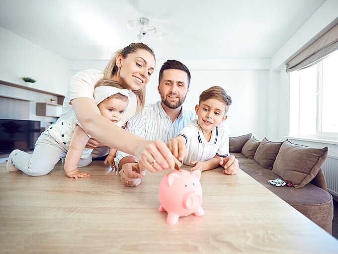 Mehr finanzieller Spielraum hilft beim Sparen. Foto: Fotolia/studio-romantic Mehr finanzieller Spielraum hilft beim Sparen. Foto: Fotolia/studio-romantic