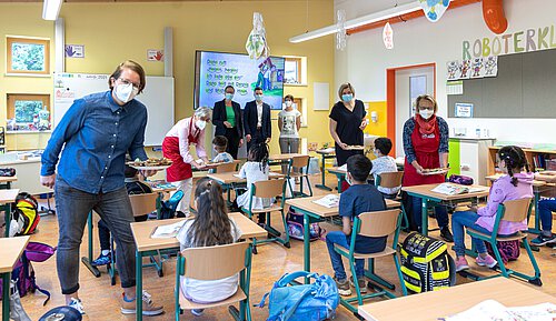 Nicole Mölling (hinten, Mitte links), UKF-Botschafterin und Leiterin der Direktion Salzgitter der Volksbank BraWo, besuchte den Auftakt des Projekts "brotZeit" an der Grundschule Am Ostertal. Foto: Rudolf Karliczek