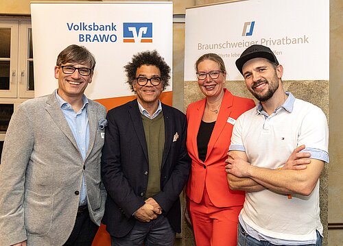 Sascha Köckeritz (v.l.n.r.), Leiter Braunschweiger Privatbank, Ijoma Mangold, Autor, Journalist und Literaturkritiker, Nicole Mölling, Leiterin der Direktion Salzgitter der Volksbank BRAWO, sowie Artur Skuratowicz, Regionalvorsitzender Junge Unternehmer