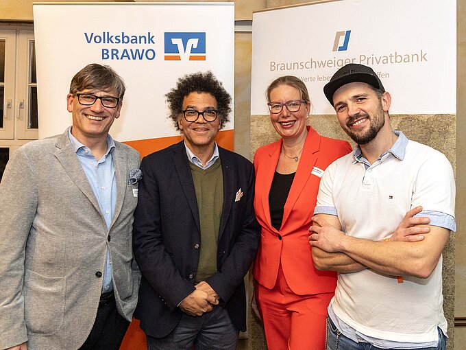 Sascha Köckeritz (v.l.n.r.), Leiter Braunschweiger Privatbank, Ijoma Mangold, Autor, Journalist und Literaturkritiker, Nicole Mölling, Leiterin der Direktion Salzgitter der Volksbank BRAWO, sowie Artur Skuratowicz, Regionalvorsitzender Junge Unternehmer