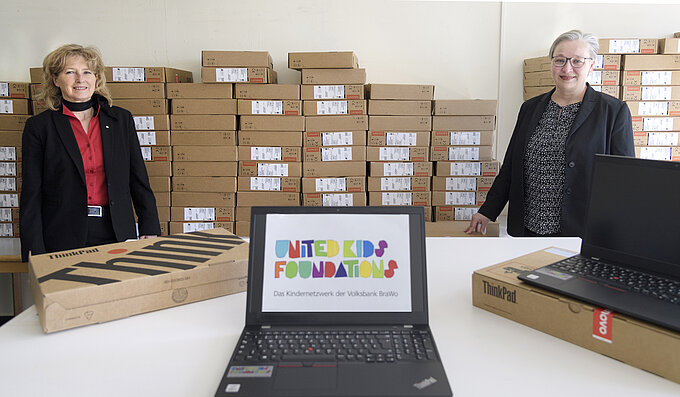 Claudia Kayser (l.), Botschafterin von United Kids Foundations und Leiterin der Direktion Wolfsburg der Volksbank BraWo, übergibt die insgesamt 152 Laptops an Iris Bothe, Stadträtin für Jugend, Bildung und Integration der Stadt Wolfsburg. Claudia Kayser (l.), Botschafterin von United Kids Foundations und Leiterin der Direktion Wolfsburg der Volksbank BraWo, übergibt die insgesamt 152 Laptops an Iris Bothe, Stadträtin für Jugend, Bildung und Integration der Stadt Wolfsburg.