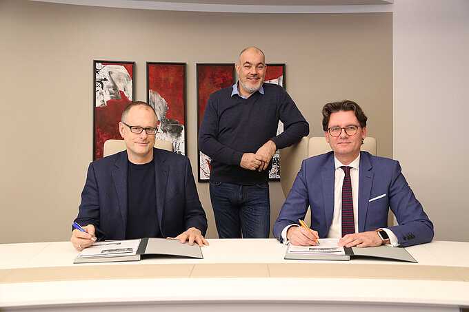 Die persönlich haftenden Gesellschafter der realkapital Mittelstad KGaA, Torsten Lucas (l.) und Nikolaus Lange (stehend), stellen mit Mark Uhde, Vorstandsmitglied der Volksbank BraWo, die vertraglichen Weichen für eine erfolgreiche Zukunft. Die persönlich haftenden Gesellschafter der realkapital Mittelstad KGaA, Torsten Lucas (l.) und Nikolaus Lange (stehend), stellen mit Mark Uhde, Vorstandsmitglied der Volksbank BraWo, die vertraglichen Weichen für eine erfolgreiche Zukunft.