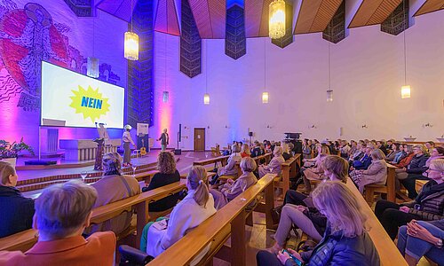 Die Entscheiderinnen hören den Expertinnen Mel Tracums-Hinke und Regina Kirschke bei ihrem Vortrag zum Thema "Weniger Stress - mehr Leben" zu.