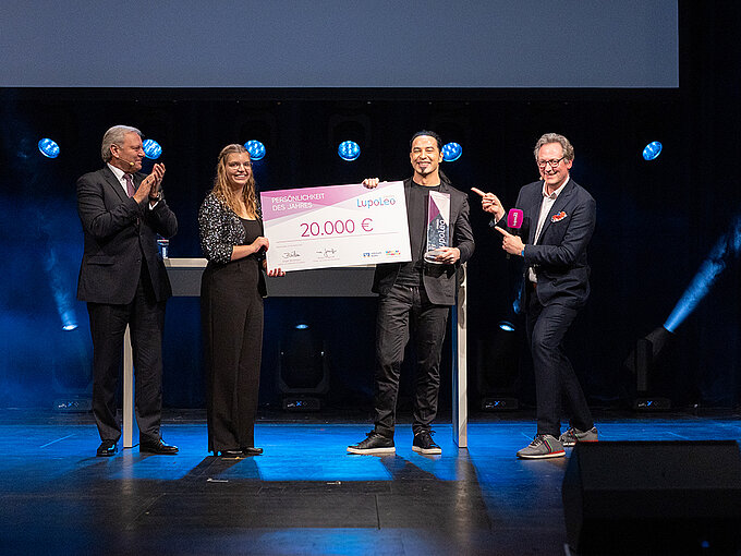 Bei der LupoLeo Award-Gala in 2022 übergab die Vorsitzende des Jugendkomittes Emely Dehning den Preis an die Persönlichkeit des Jahres 2022, den Comedian Bülent Ceylan, im Beisein von Jürgen Brinkmann (links) Dr. Eckart von Hirschhausen.