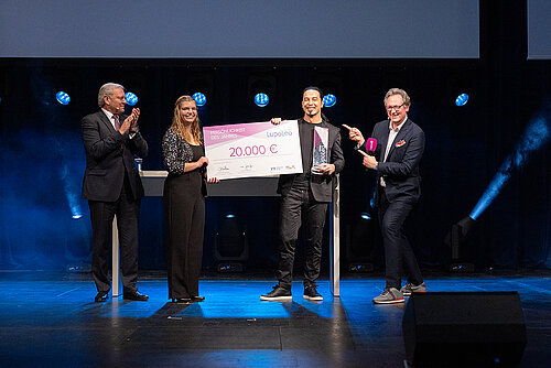 Bei der LupoLeo Award-Gala in 2022 übergab die Vorsitzende des Jugendkomittes Emely Dehning den Preis an die Persönlichkeit des Jahres 2022, den Comedian Bülent Ceylan, im Beisein von Jürgen Brinkmann (links) Dr. Eckart von Hirschhausen.