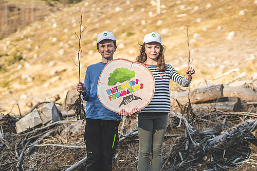 Linda und Lennox Beese präsentieren Schößlinge, die im United Kids Foundations Wald gepflanzt werden. Linda und Lennox Beese präsentieren Schößlinge, die im United Kids Foundations Wald gepflanzt werden.