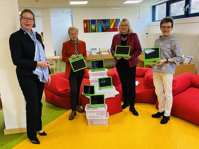 Nicole Mölling (l.) bei der Präsentation der Mediapads in der Stadtbibliothek Salzgitter durch Karin Verstegen (Vorsitzende der Bibliotheksgesellschaft Salzgitter, 2.v.l.), Ideengeberin Barbara Henning und Sylvia Fiedler, Leiterin der Stadtbibliothek.