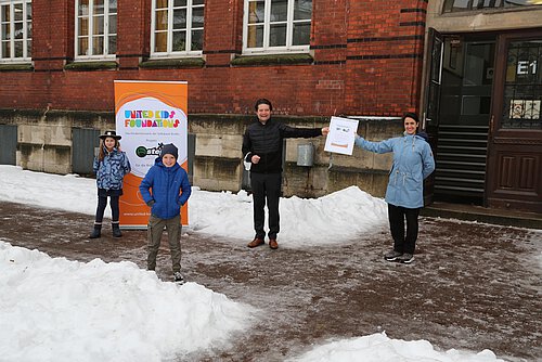 Carsten Ueberschär, Botschafter von United Kids Foundations, gratulierte der Klasse 3.1 am 16. Februar und überreichte der Lehrerin Frau Bathge die Urkunde und das Preisgeld. Foto: Volksbank BraWo Carsten Ueberschär, Botschafter von United Kids Foundations, gratulierte der Klasse 3.1 am 16. Februar und überreichte der Lehrerin Frau Bathge die Urkunde und das Preisgeld. Foto: Volksbank BraWo