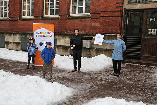 Carsten Ueberschär, Botschafter von United Kids Foundations, gratulierte der Klasse 3.1 am 16. Februar und überreichte der Lehrerin Frau Bathge die Urkunde und das Preisgeld. Foto: Volksbank BraWo