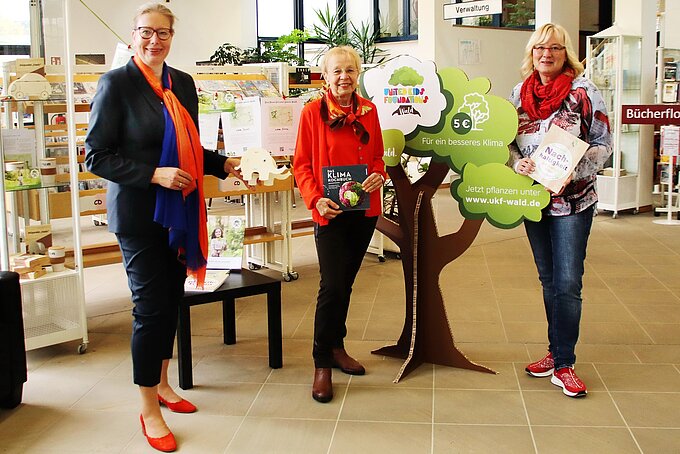 Baumspende, Klimaschutz und Sparen sind Thema in der Stadtbibliothek zum diesjährigen Weltspartag. v.l.: Nicole Mölling, Karin Verstegen und Barbara Henning, stellv. Bibliotheksleiterin. Baumspende, Klimaschutz und Sparen sind Thema in der Stadtbibliothek zum diesjährigen Weltspartag. v.l.: Nicole Mölling, Karin Verstegen und Barbara Henning, stellv. Bibliotheksleiterin.