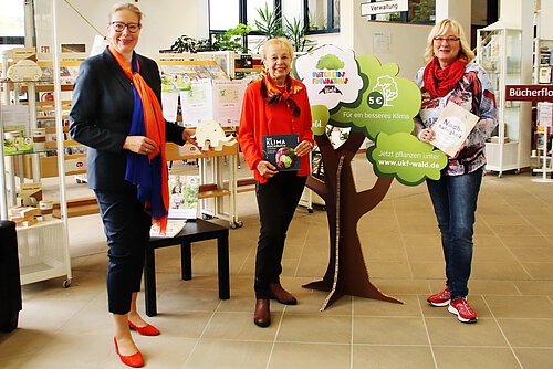 Baumspende, Klimaschutz und Sparen sind Thema in der Stadtbibliothek zum diesjährigen Weltspartag. v.l.: Nicole Mölling, Karin Verstegen und Barbara Henning, stellv. Bibliotheksleiterin.