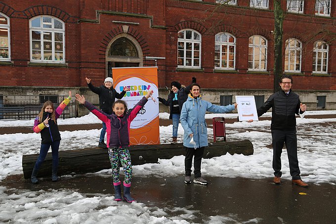 Carsten Ueberschär, Botschafter von United Kids Foundations, gratulierte der Klasse 3.1 am 17. Februar und überreichte der Lehrerin Frau Bathge die Urkunde und das Preisgeld. Foto: Volksbank BraWo Carsten Ueberschär, Botschafter von United Kids Foundations, gratulierte der Klasse 3.1 am 17. Februar und überreichte der Lehrerin Frau Bathge die Urkunde und das Preisgeld. Foto: Volksbank BraWo