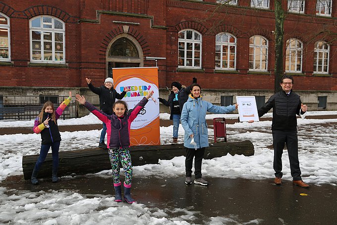 Carsten Ueberschär, Botschafter von United Kids Foundations, gratulierte der Klasse 3.1 am 17. Februar und überreichte der Lehrerin Frau Bathge die Urkunde und das Preisgeld. Foto: Volksbank BraWo