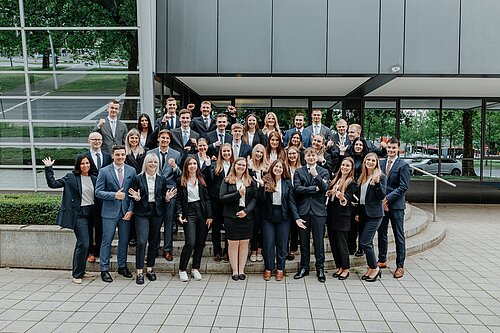 Motiviert Richtung Zukunft: Die neuen Auszubildenden der Volksbank BraWo um Burcu Braun (vorne links) und Lea Sinner (vorne rechts) aus dem Personalbereich der Volksbank. Foto: Volksbank BraWo/Nina Stiller