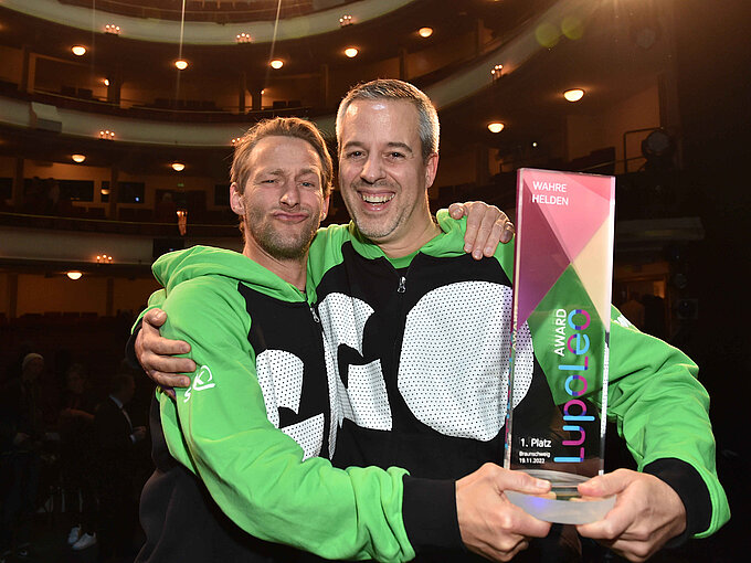 Beim LupoLeo Award 2022 wählten die User von FOCUS Online Roger Grolimund aus Wolfratshausen als „Wahren Helden“. Fotoquelle: Brauer Photos/Goran Nitschke Beim LupoLeo Award 2022 zeichneten die User von FOCUS Online Roger Grolimund aus Wolfratshausen als „Wahrer Held“ aus. Fotoquelle: Brauer Photos/Goran Nitschke