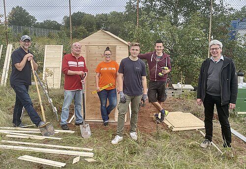 WOB: Volksbank BraWo-Mitarbeiter bauten für ‚Let it bee‘, dem Zukunftsprojekt der Heinrich-Nord-Hoffgesamtschule, eine Imkereihütte. Arne Sewing (re.), Schuldirektor der Heinrich-Nordhoff-Gesamtschule bedankt sich herzlich bei den "Handwerkern". WOB: Volksbank BraWo-Mitarbeiter bauten für ‚Let it bee‘, dem Zukunftsprojekt der Heinrich-Nord-Hoffgesamtschule, eine Imkereihütte. Arne Sewing (re.), Schuldirektor der Heinrich-Nordhoff-Gesamtschule bedankt sich herzlich bei den "Handwerkern".