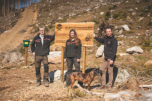 Ralf Krüger (Forstamtsleiter des Forstamtes Clausthal, l.), Försterin Natalie Ahrenhold, Markus Beese (Leiter Marketing der Volksbank BraWo) und Hund Greta bei der Pflanzung im United Kids Foundations Wald. Fotos: Volksbank BraWo