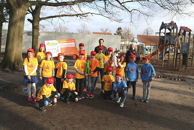 Die "Hasen" der Grundschule Mascheroder Holz feiern den Gesamtsieg bei step BraWo und den Sieg in der Direktion Braunschweig. Carsten Ueberschär, übergab den Siegerpokal an die Klasse und Klassenlehrerin Andrea Friedrich.