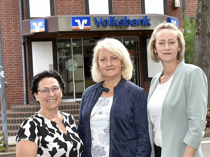 Das Team der Geschäftsstelle Klötze freut sich auf das Jubiläumsfest am 29. September 2023: Doreen Körber, Michaela Wiewall und Silke Benecke (v.l.). Foto: Volksbank BRAWO