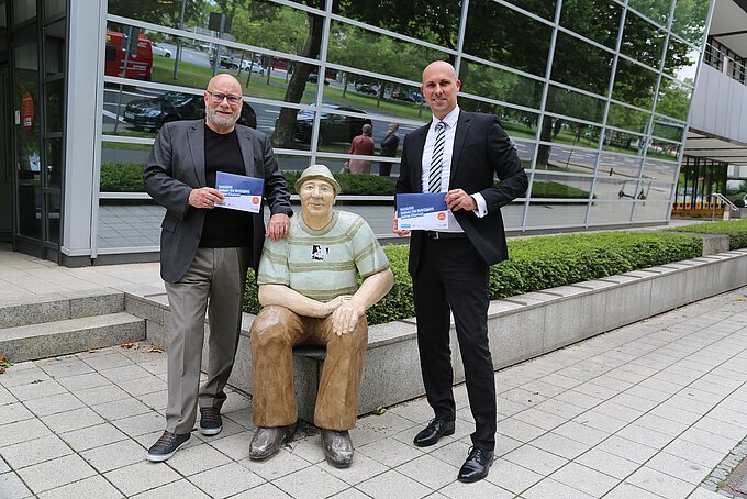 Rainer Bruckert (links) und André Bonitzke präsentieren die neuen Umschläge, die den Enkeltrick verhindern sollen. Foto: Volksbank BraWo