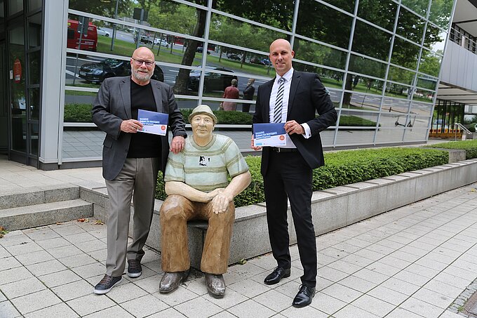 Rainer Bruckert (links) und André Bonitzke präsentieren die neuen Umschläge, die den Enkeltrick verhindern sollen. Foto: Volksbank BraWo Rainer Bruckert (links) und André Bonitzke präsentieren die neuen Umschläge, die den Enkeltrick verhindern sollen. Foto: Volksbank BraWo