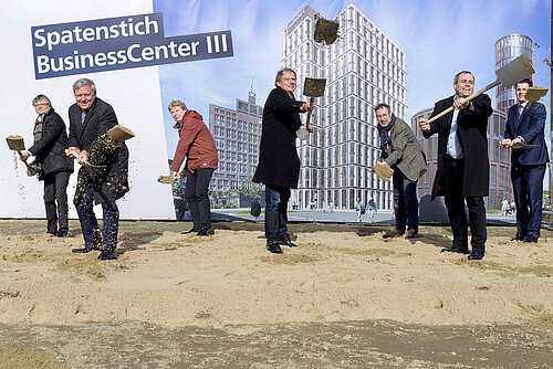 Ulrich Markurth griff am 23. Februar selbst zum Spaten und setzte gemeinsam mit den Bauherren Jürgen Brinkmann und Klaus Gattermann im Beisein von Dr. Rüdiger Stauth, Heinz-Georg Leuer, Holger Herlitschke und Maik Zutz den Spatenstich. Foto:VB BraWo