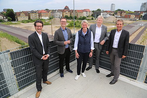 Carsten Ueberschär (Volksbank BraWo), Andy Blumenthal, Alexandra Staake (beide Jochen-Staake Stiftung) und Martin Pietsch (Volksbank BraWo Projekt GmbH) freuen sich im Beisein von Stadtbaurat Heinz-Georg Leuer (2.v.r.) auf die Zusammenarbeit.